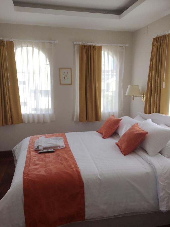 La Coupole Hotel Quito Esterno foto